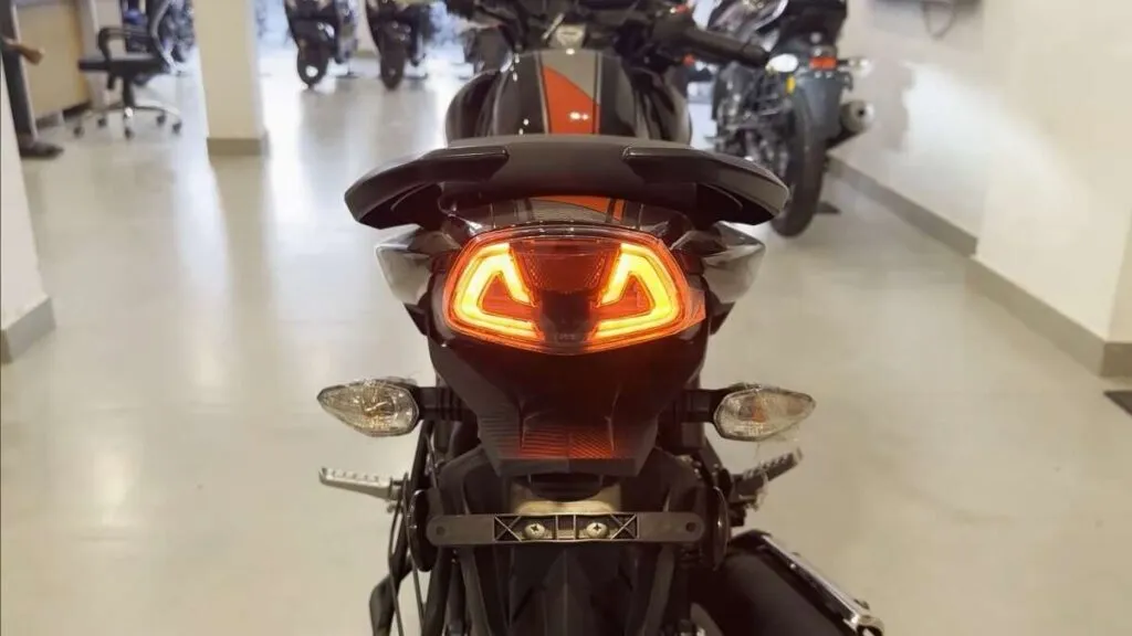 TVS Apache RTR 160 2V 2024 MODAL